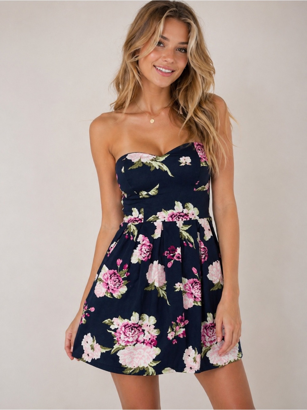 ✨ Flirty Floral Strapless Dress 🌸💙
Rue21 • Size XS